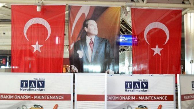 Havalimanındaki patlamanın yaşandığı yere Türk bayrağı asıldı