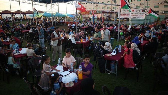 İHH Gazze&#039;de 200 Filistinli yetime iftar verdi