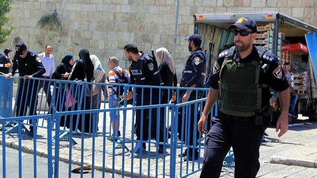 İsrail Mescid-i Aksa&#039;da 10 kişiyi gözaltına aldı