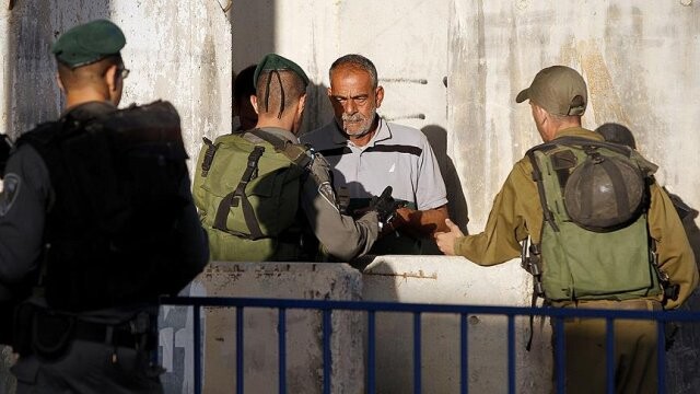 İsrail, Mescid-i Aksa&#039;da namaz kılmak isteyen yüzlerce Filistinliye engel oldu