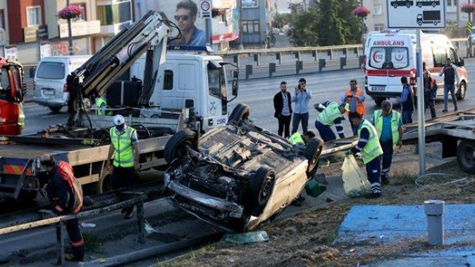 İstanbul&#039;da bariyerle çarpan otomobil takla attı: 4 yaralı