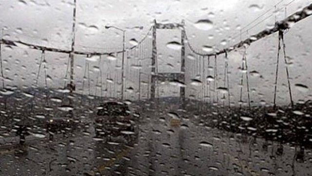 İstanbul karardı, yağmur başladı, trafik kilitlendi