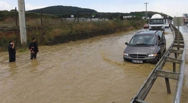 İstanbul sular altında! Araçlar mahsur kaldı, sürücüler zor anlar yaşadı