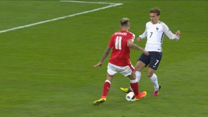 İsviçre-Fransa maçında futbolcular topu patlattı
