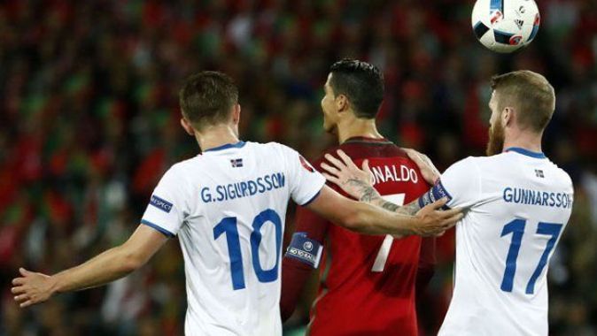 İzlanda kaptanı Ronaldo&#039;ya koştu ve...