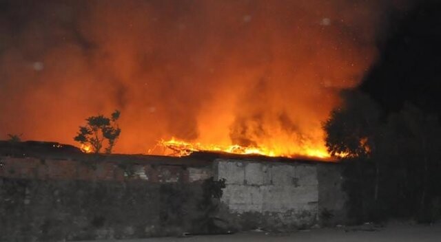 İzmir&#039;de seramik deposunda yangın
