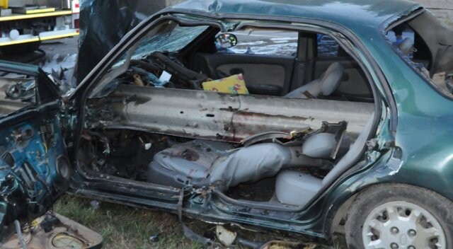 Kocaeli&#039;de araba bariyere girdi, 1 kişi hayatını kaybetti