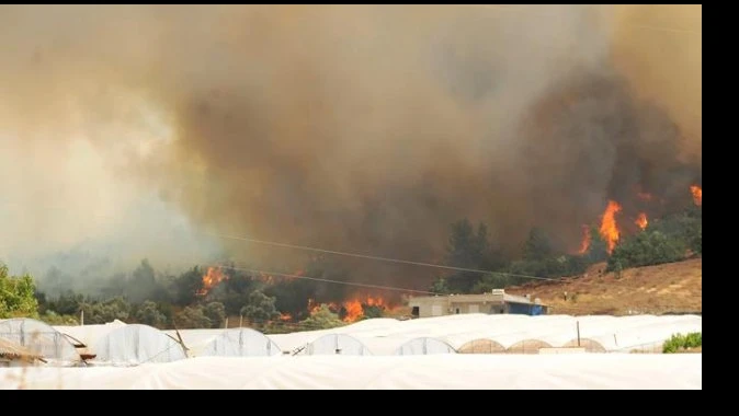 Kumluca&#039;daki orman yangını 5 mahalleye sıçradı