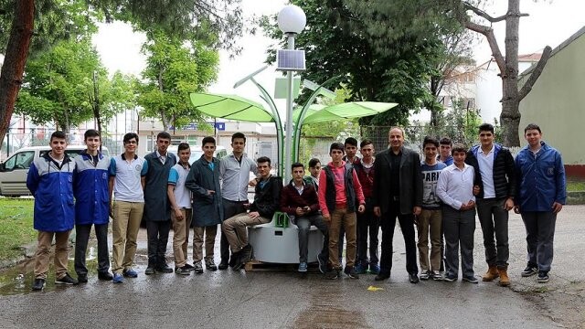 Lise öğrencileri Palmiye görünümlü solar şarj istasyonu üretti