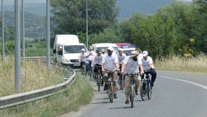 Makedonya&#039;da 15 gönüllü sığınmacılar için pedal çevirdiler