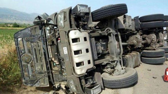 Manisa’da askeri araç devrildi, 2 asker yaralı
