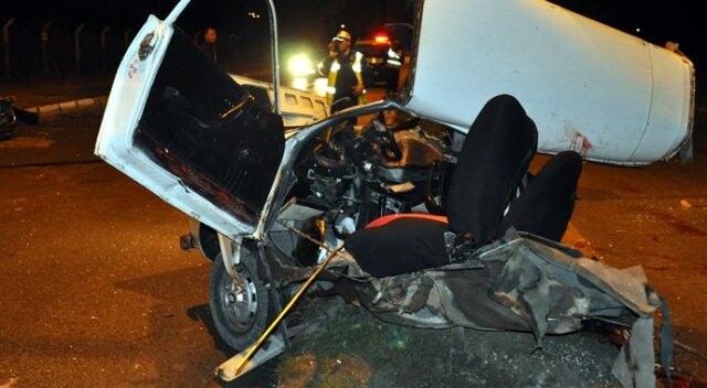 Çorum&#039;da otomobil ikiye ayrıldı: 1 ölü, 4 yaralı