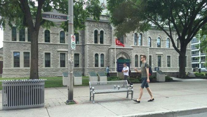 Ottowa&#039;da belediye binasına Türk bayrağı çekildi