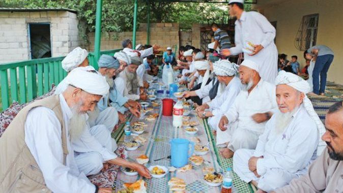 Özbek Türklerinden imece usulü iftar
