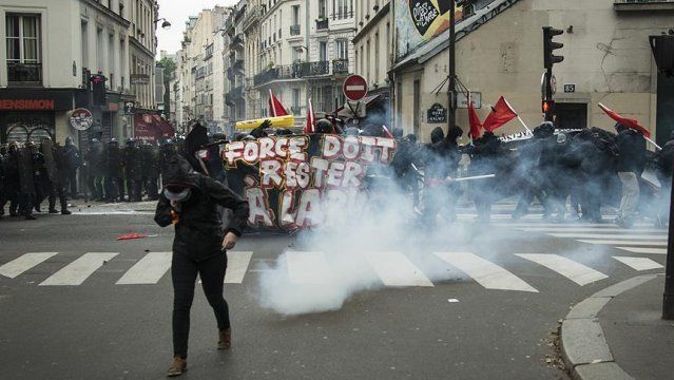 Paris polisi ırkçılık karşıtlarına müdahale etti