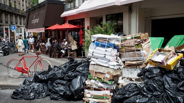 Paris sokaklarında çöp yığınları oluştu