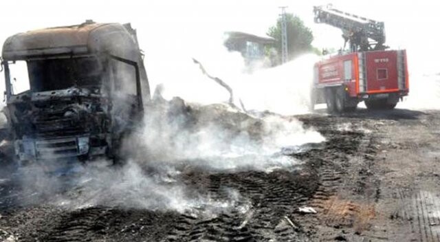 PKK&#039;lılar yol kesip kamyonları yaktı
