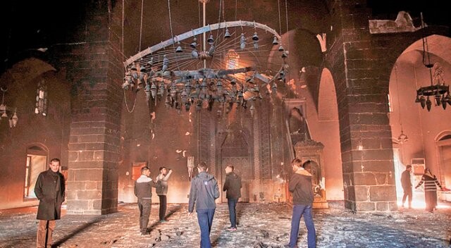 PKK mabed ayırmadı! Camiyi de yıktılar kiliseyi de