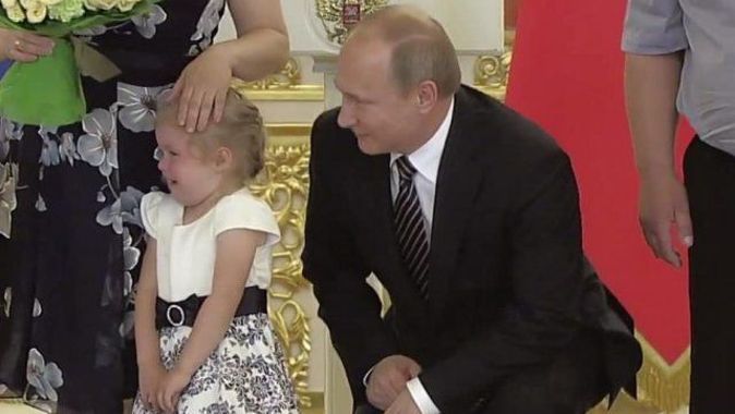 Putin&#039;i gören küçük kız korkudan ağlamaya başladı