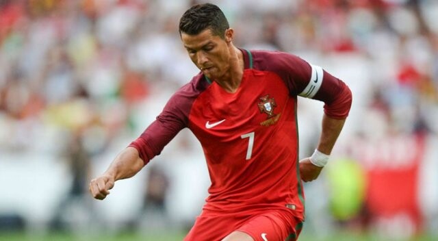 Ronaldo&#039;nun çorapları geceye damga vurdu