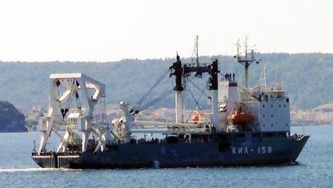 Rus askeri kurtarma gemisi Türk bayrağı çekerek geçti