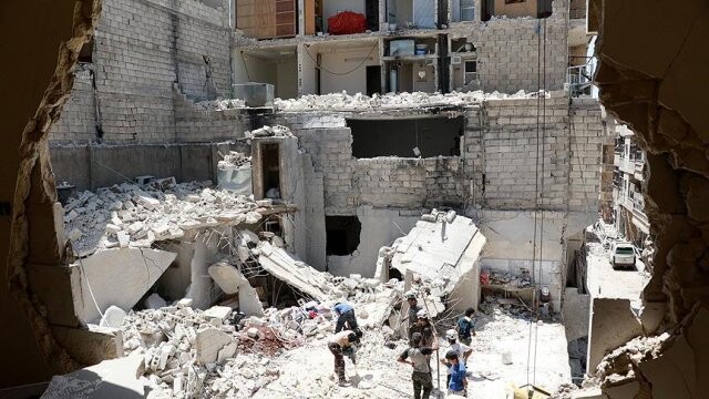 Rus uçakları Halep&#039;i vurdu: 7 ölü