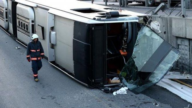 Son dakika! İstanbul&#039;da metrobüs devrildi (Cevizlibağ-Metrobüs kazası)