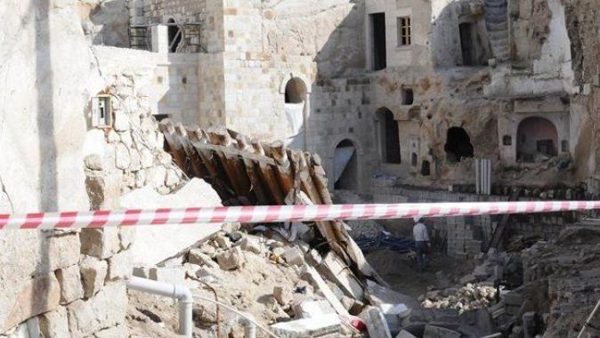Suriyelilerin oturduğu ev çöktü: 8 yaralı