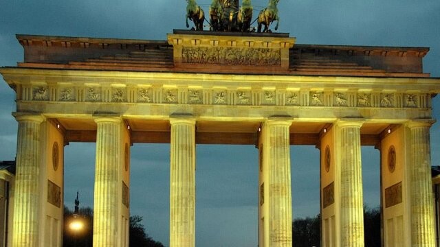 Tarihi Brandenburg Kapısı Türk bayrağının renkleriyle ışıklandırılacak