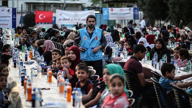 Türkiye Diyanet Vakfı Gazze’de bin kişilik iftar sofrası kurdu