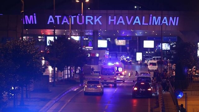 Ünlüler Atatürk Havalimanı&#039;ndaki terör saldırısını kınadı