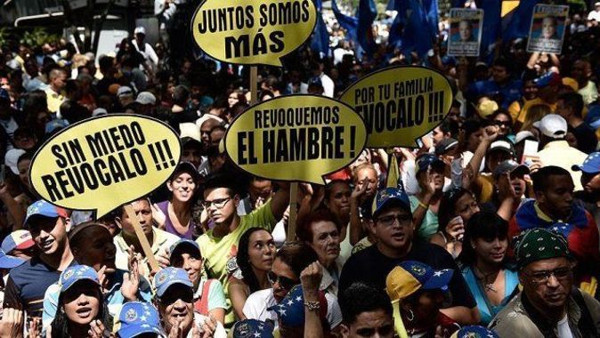 Venezuela&#039;da muhalefet referandum için 1,8 milyon imza topladı