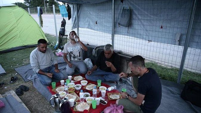 Yunanistan&#039;da sığınmacılar Ramazanın ilk gününü hasretle geçirdi