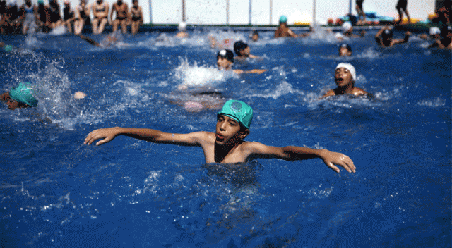 Adana&#039;da çocuklar portatif havuzlarda yüzme öğrenip serinliyor