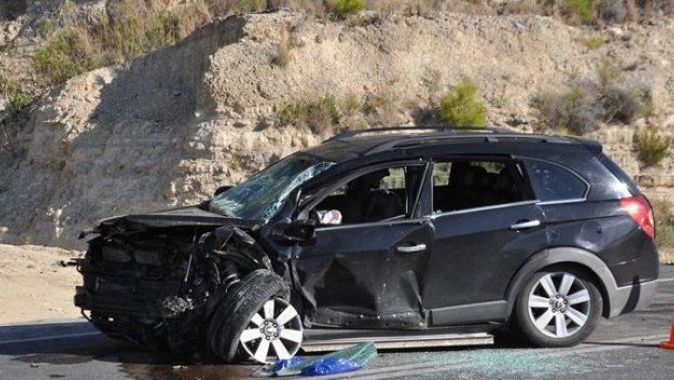 Antalya&#039;da ciple otomobil çarpıştı: 2 ölü, 6 yaralı
