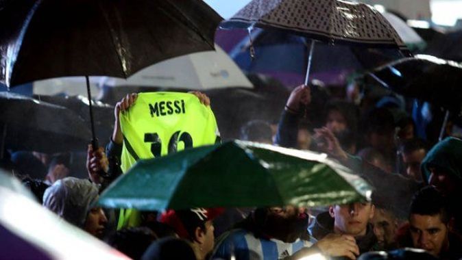 Arjantinliler Messi için sokaklarda