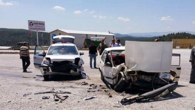 Balıkesir&#039;de korkunç trafik kazası: 3 yaralı