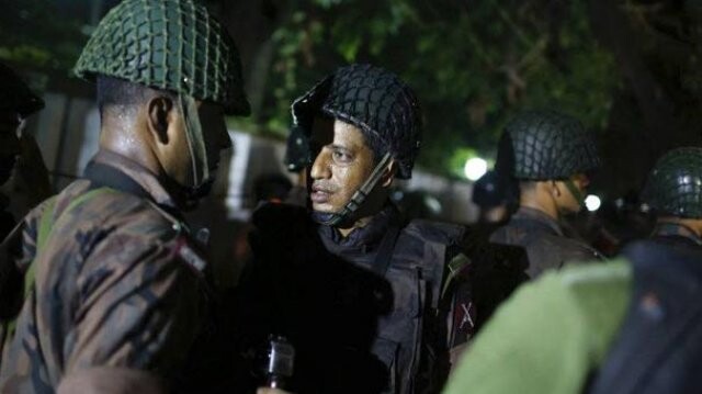 Bangladeş&#039;te restona saldırı çatışma sürüyor