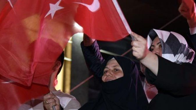 Başbakan&#039;ı ağlatan kahraman Türk kadını Demokrasi Nöbeti&#039;nde