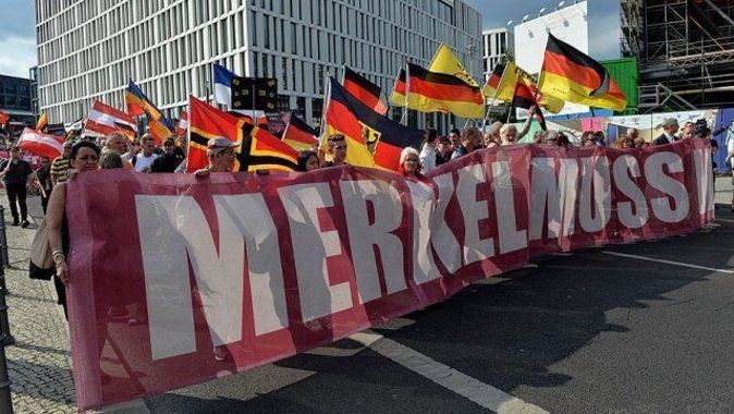 Berlin&#039;de ırkçılar ve karşıtları gösteri yaptı