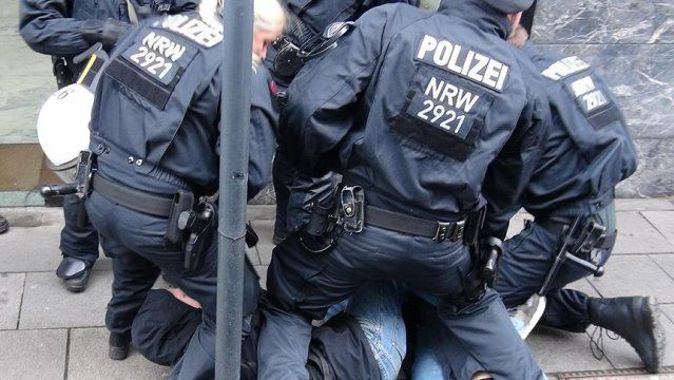 Berlin&#039;de polisle göstericiler arasında arbede