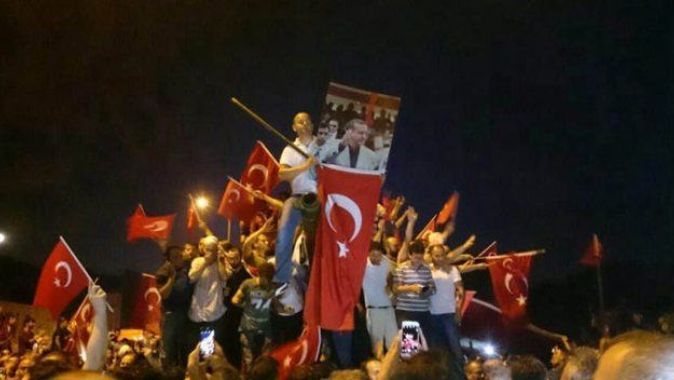 Darbeye karşı Türkiye ayakta!