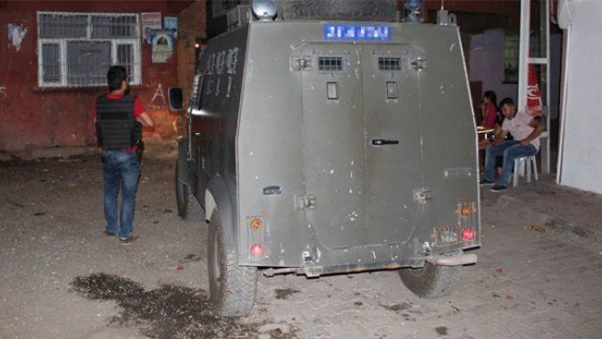 Diyarbakır’da terörist, polise atacağı bombayla yaralandı