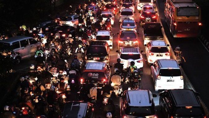 Endonezya&#039;da trafikte bekleyen 18 kişi öldü