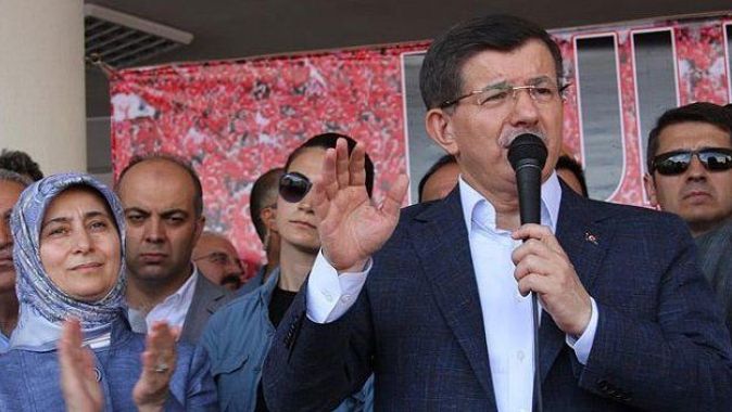 Eski Başbakan Davutoğlu: Bre ahmak, bir millet ayakta