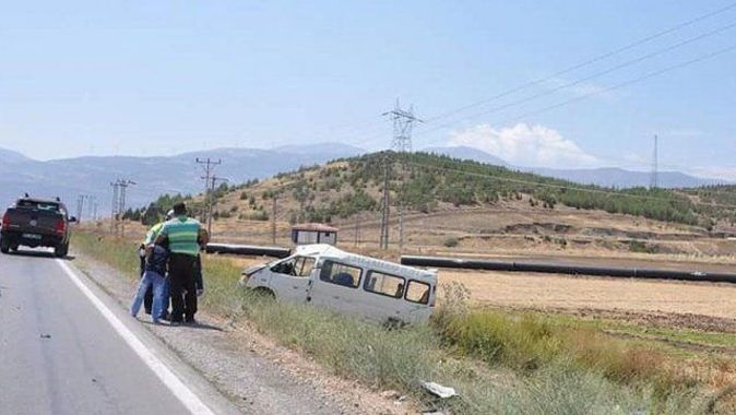 Gaziantep&#039;te otomobil ile minibüs çarpıştı: 11 yaralı