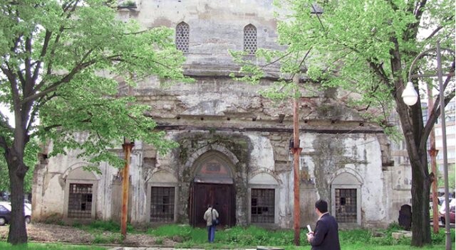 İki Osmanlı camisi yıkılmak üzere