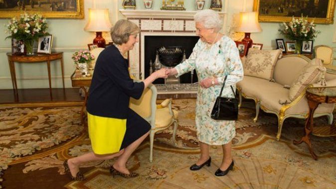 İngiltere&#039;de Theresa May dönemi başladı