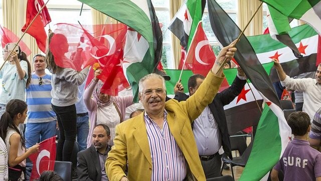 İngiltere&#039;deki Türkler ve Suriyeliler FETÖ&#039;nün darbe girişiminin engellenmesini kutladı