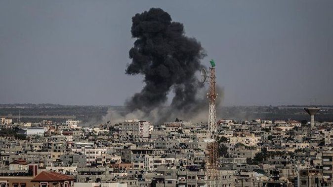 İsrail savaş uçakları Gazze&#039;yi bombaladı